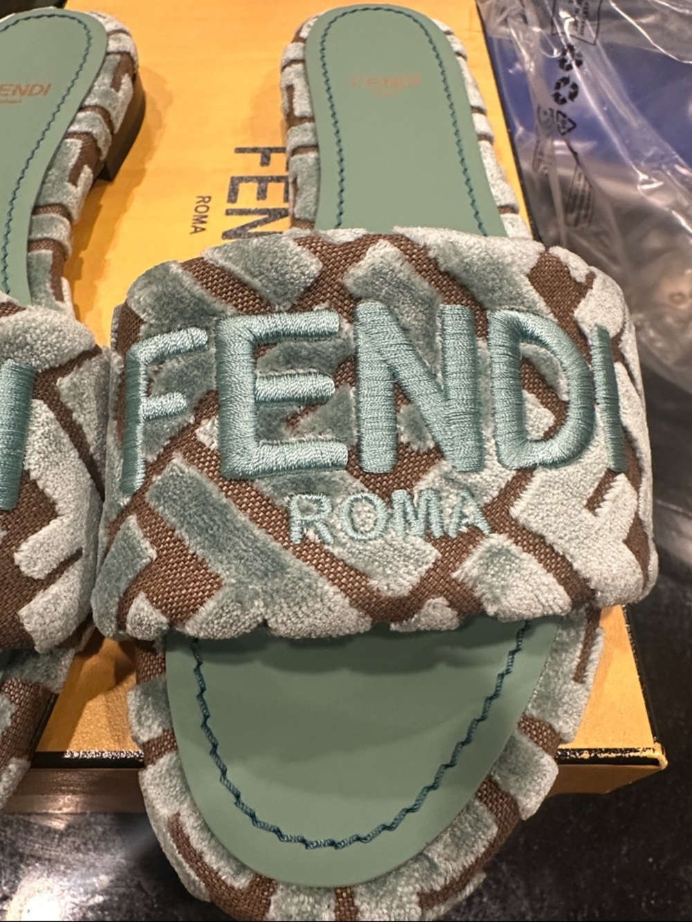Fendi sunshine burnout velvet slides - Picture 4 of 5